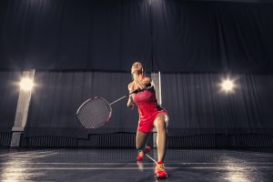 kvinde spiller badminton